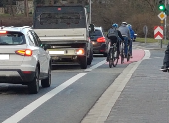 Schüler von hinten auf dem Radfahrstreifen des Hindenburgrings