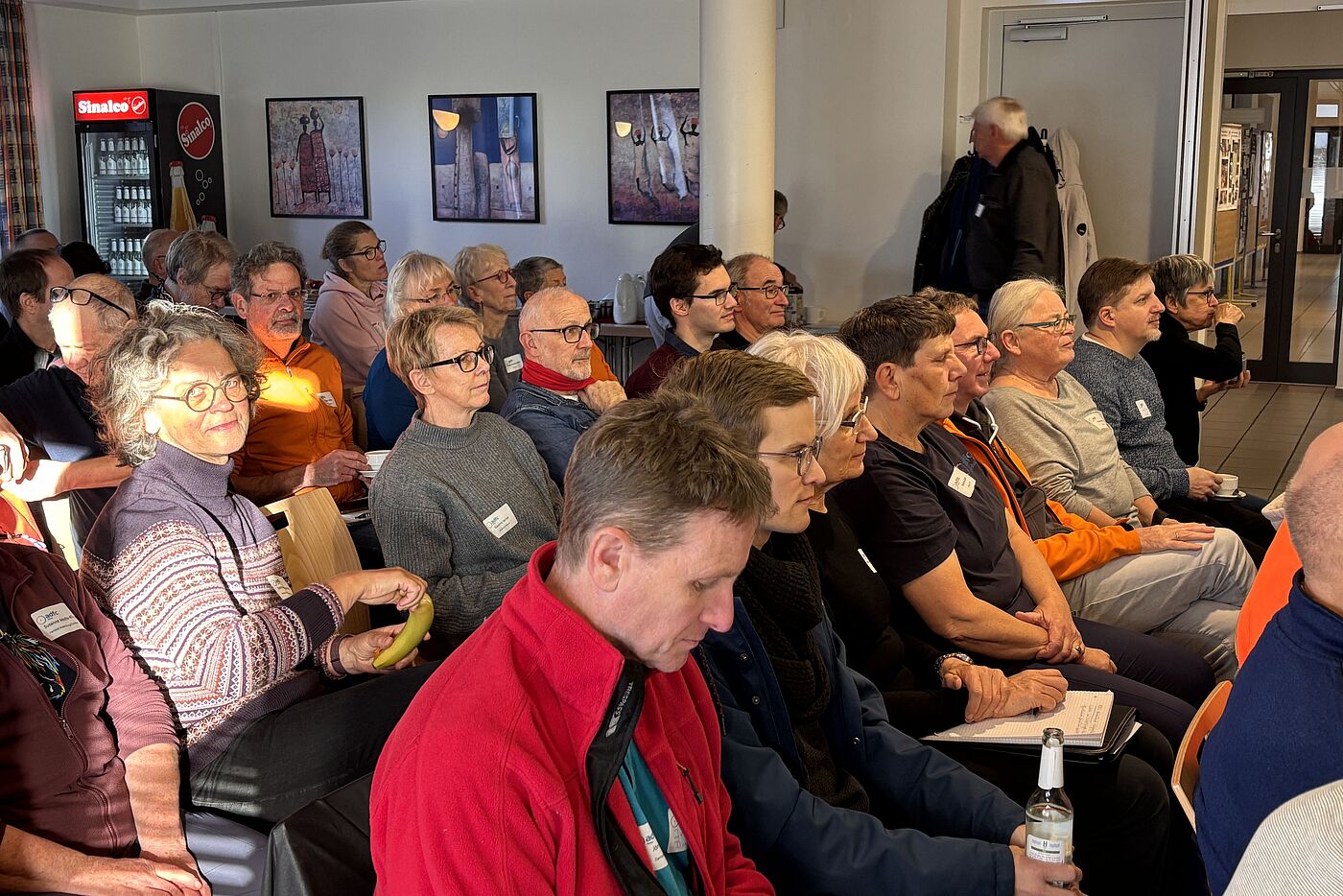 Die Teilnehmer:innen lauschen dem Referenten, der über das Thema „Einreichen von Petitionen“ spricht