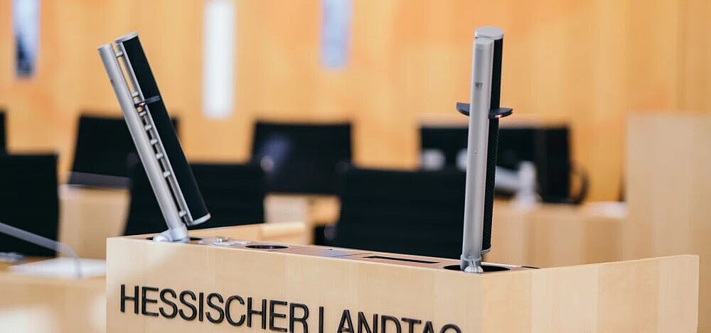Rednerpult im Hessischen Landtag