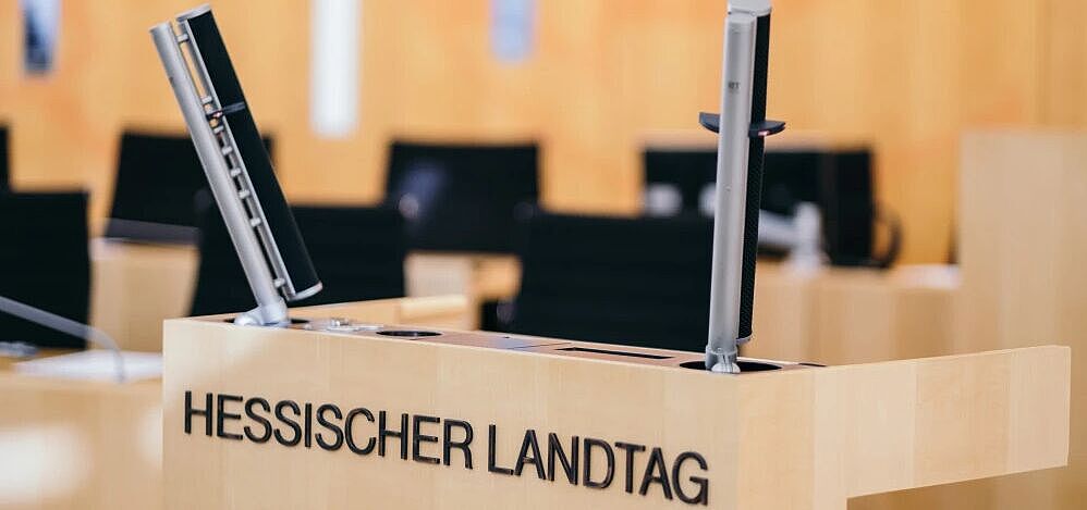 Redner:innenpult im Hessischen Landtag