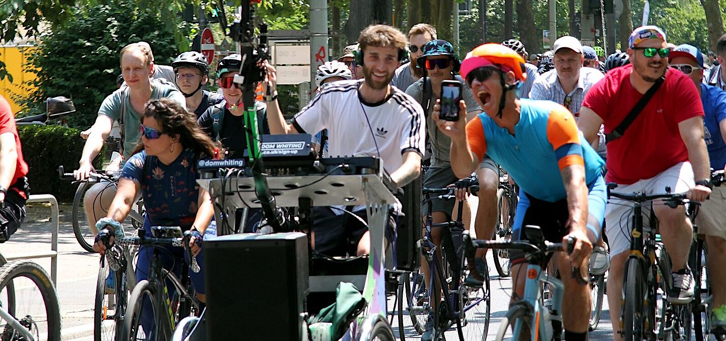 Menschen, die Musik hören
