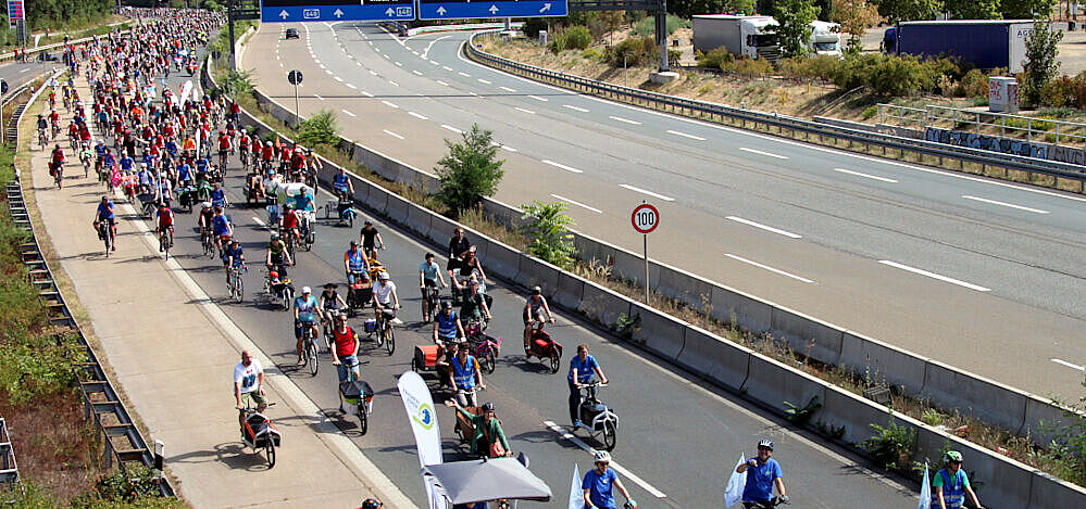 10.000 Fahradfahrerinnen und -fahrer auf der A468 nach Wiesbaden. Dort werden die gesammelten Unterschriften übergeben. Die Fah
