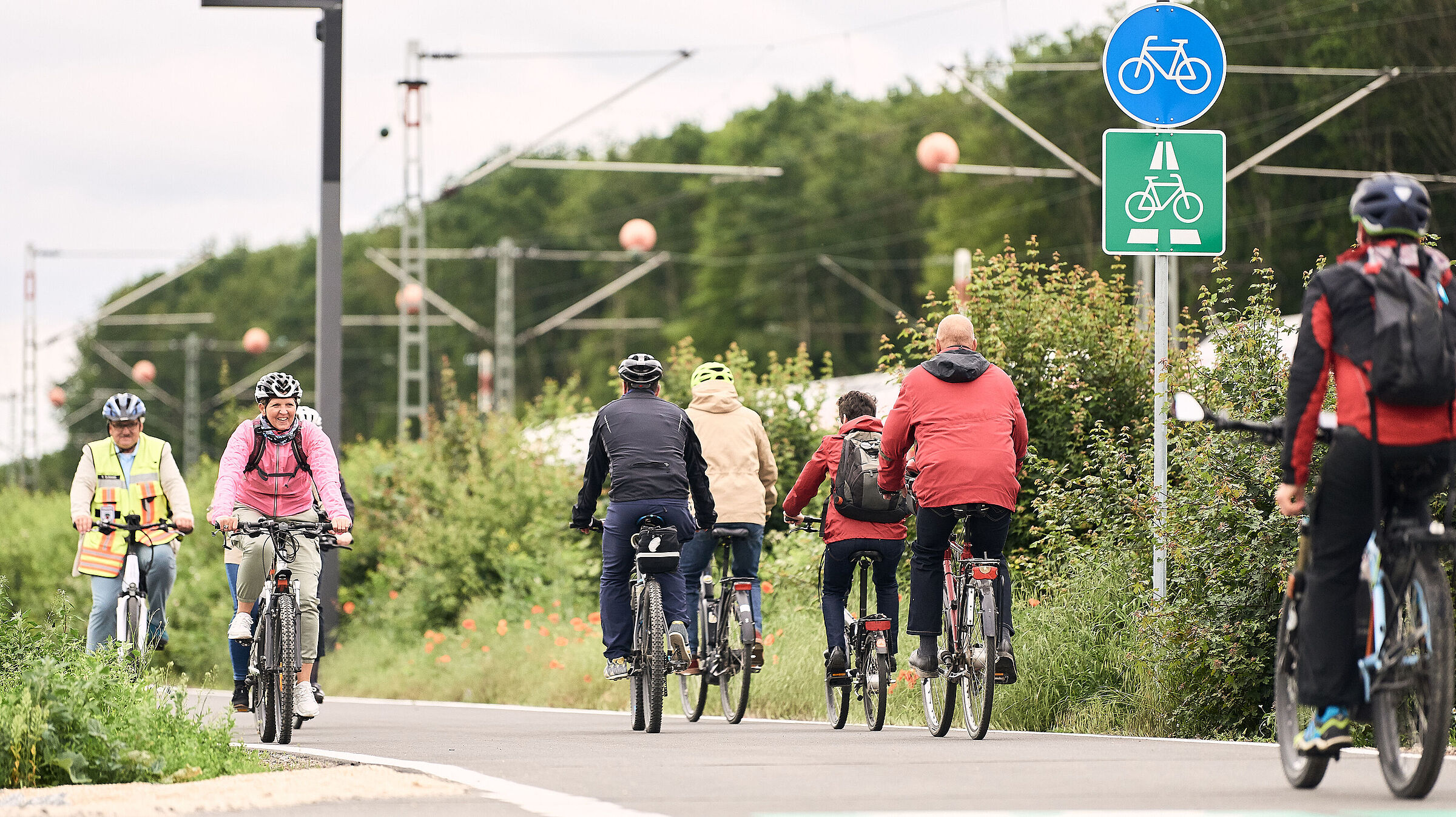 Fahrradfahrende fahren auf einem Radschnellweg