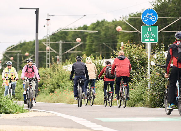 Fahrradfahrende fahren auf einem Radschnellweg