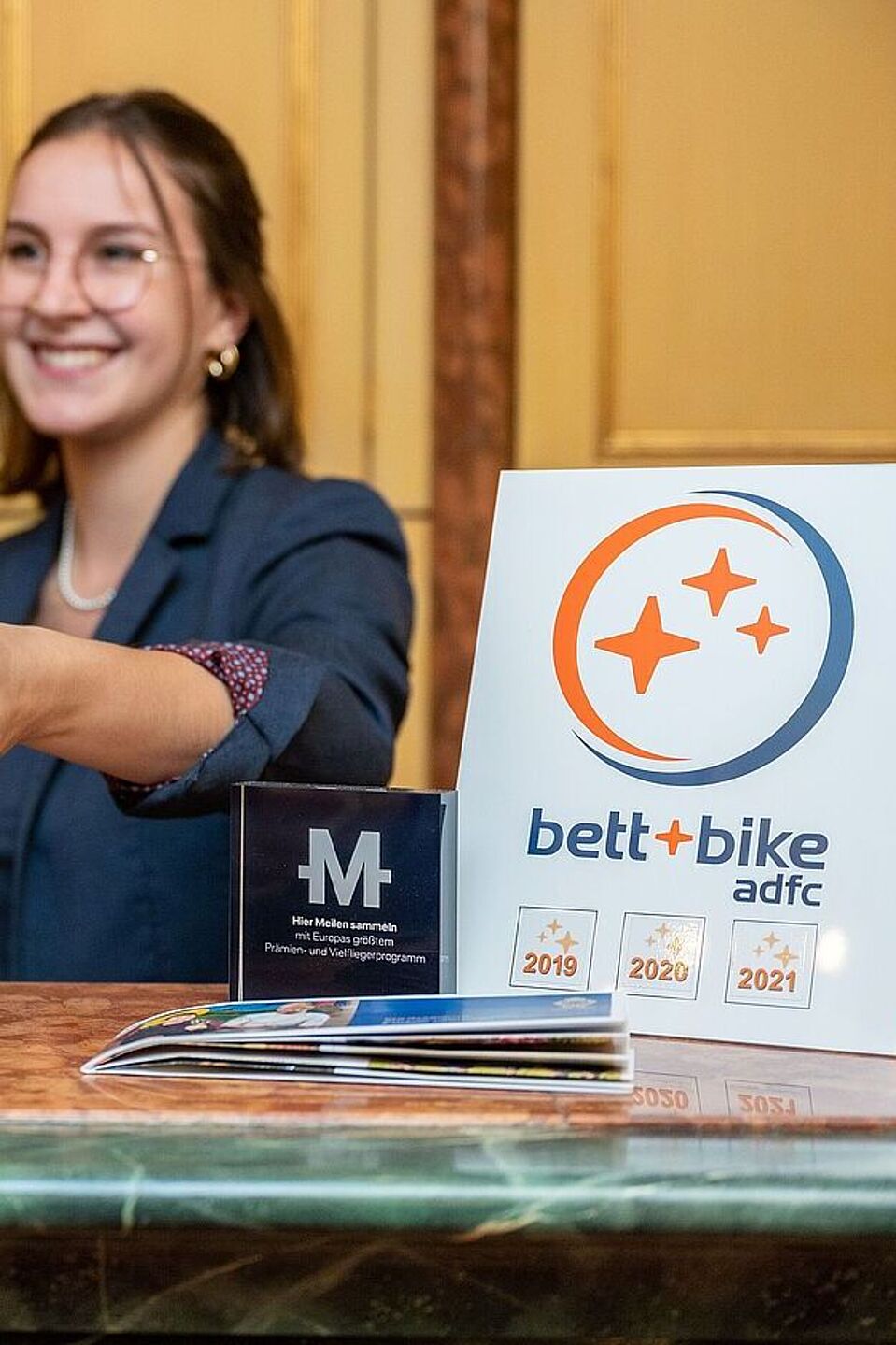 Bett-Bike Hotelzreption Bett+Bike-Logo an Hotelrezeption