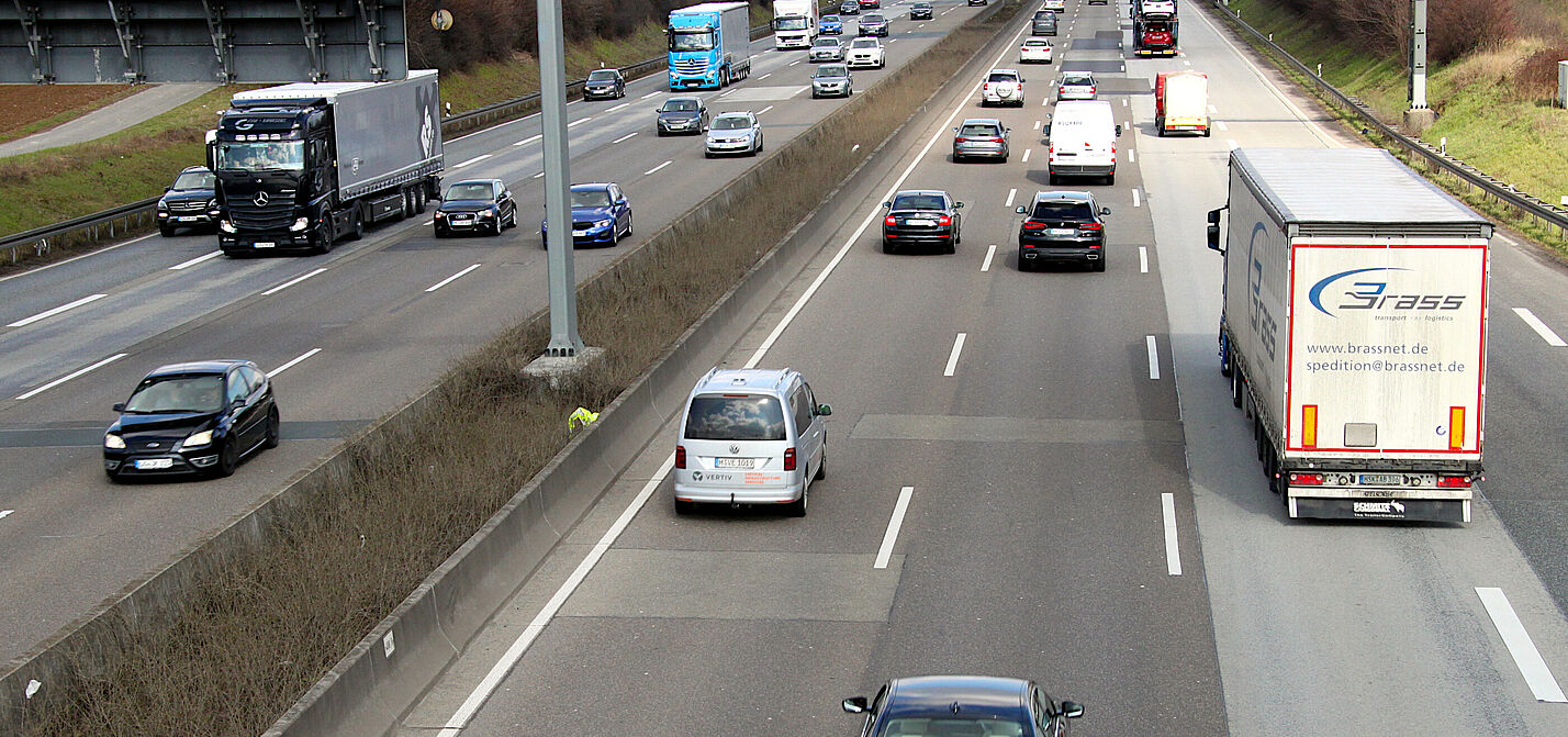 Klimaschädlicher Verkehr auf der Autobahn Klimaschädlicher Verkehr auf der Autobahn