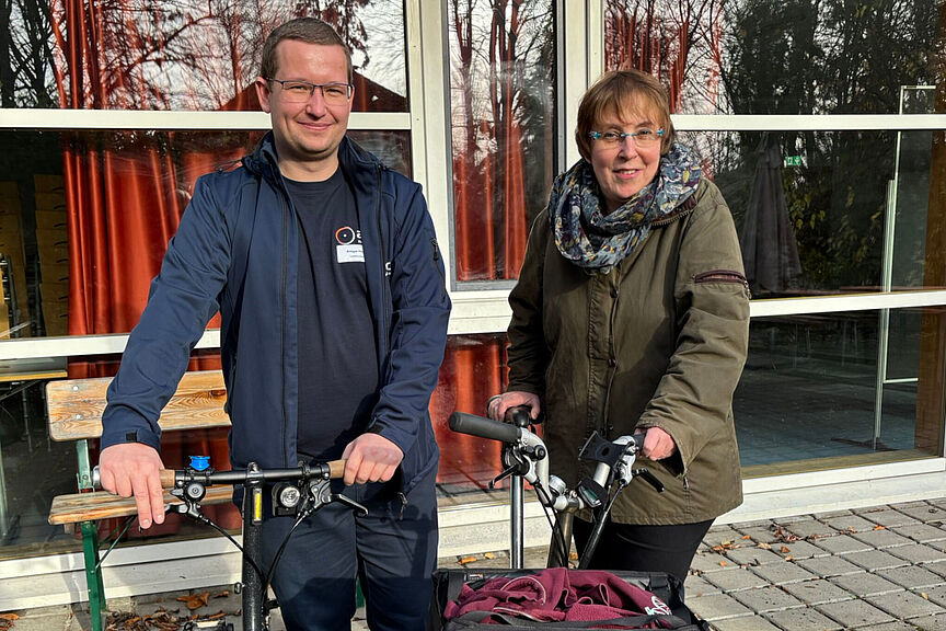 HF-2024-02-AH-HH Die beiden Landesvorstizenden, Ansgar Hegerfeld und Helga Hofmann (Stellvertreterin) stehen mit ihrem Fahrrad vor dem Eingang zur Jugendherberge