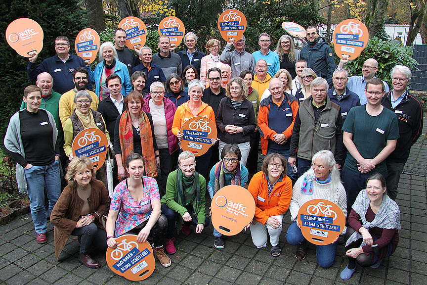 HessenForum 2022 Eine Gruppe von Menschen steht im Kreis. Manche halten Schilder hoch auf denen für Fahrradfahren geworben wird.