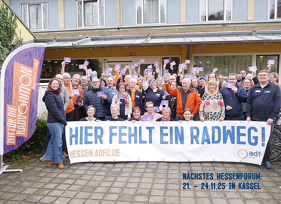 die Teilnehmer:innen vor der Jugendherberge