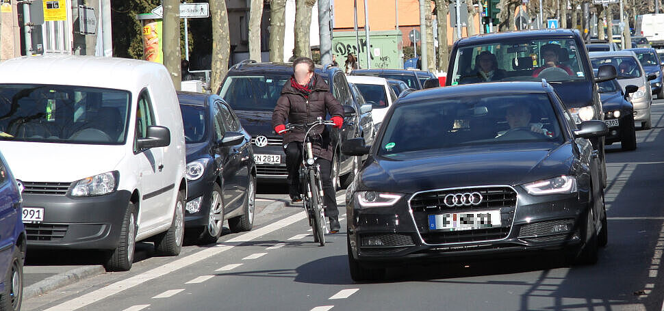 PM-2023-02-01-enges-ueberholen.jpg Eine Fahrradfahrerin wird von einem Auto mit zu engem Abstand überholt