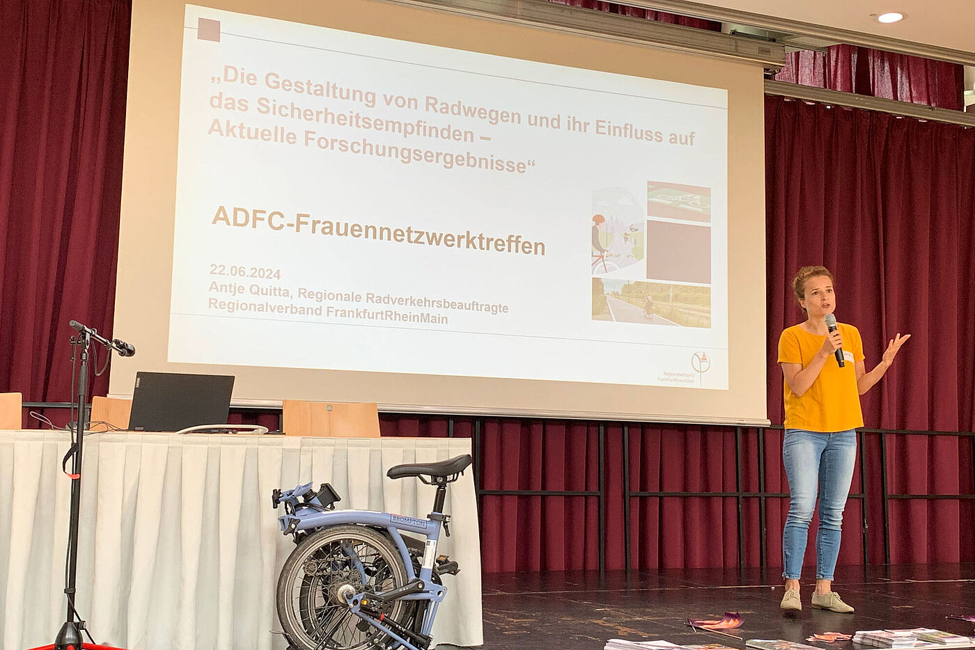 Eine Frau hält einen Vortrag über die Gestaltung von Fahrradwegen