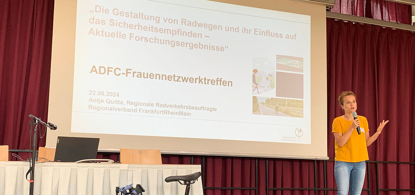 Eine Frau hält einen Vortrag über die Gestaltung von Fahrradwegen