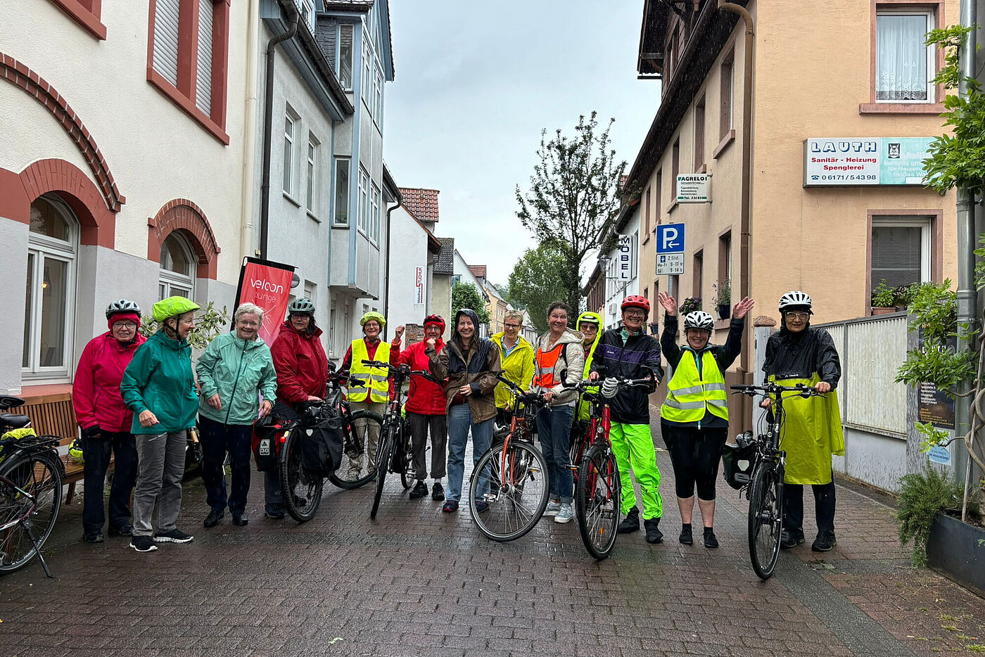 Frauen mit Fahrrädern, die zu einer Tour aufbrechen