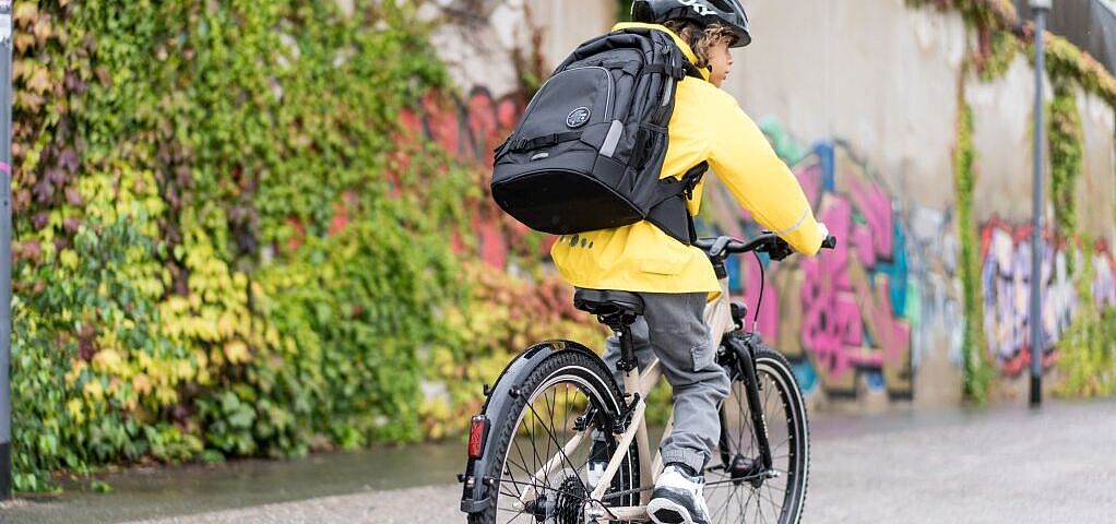 puky-pdf Radfahrender Junge mit Rucksack