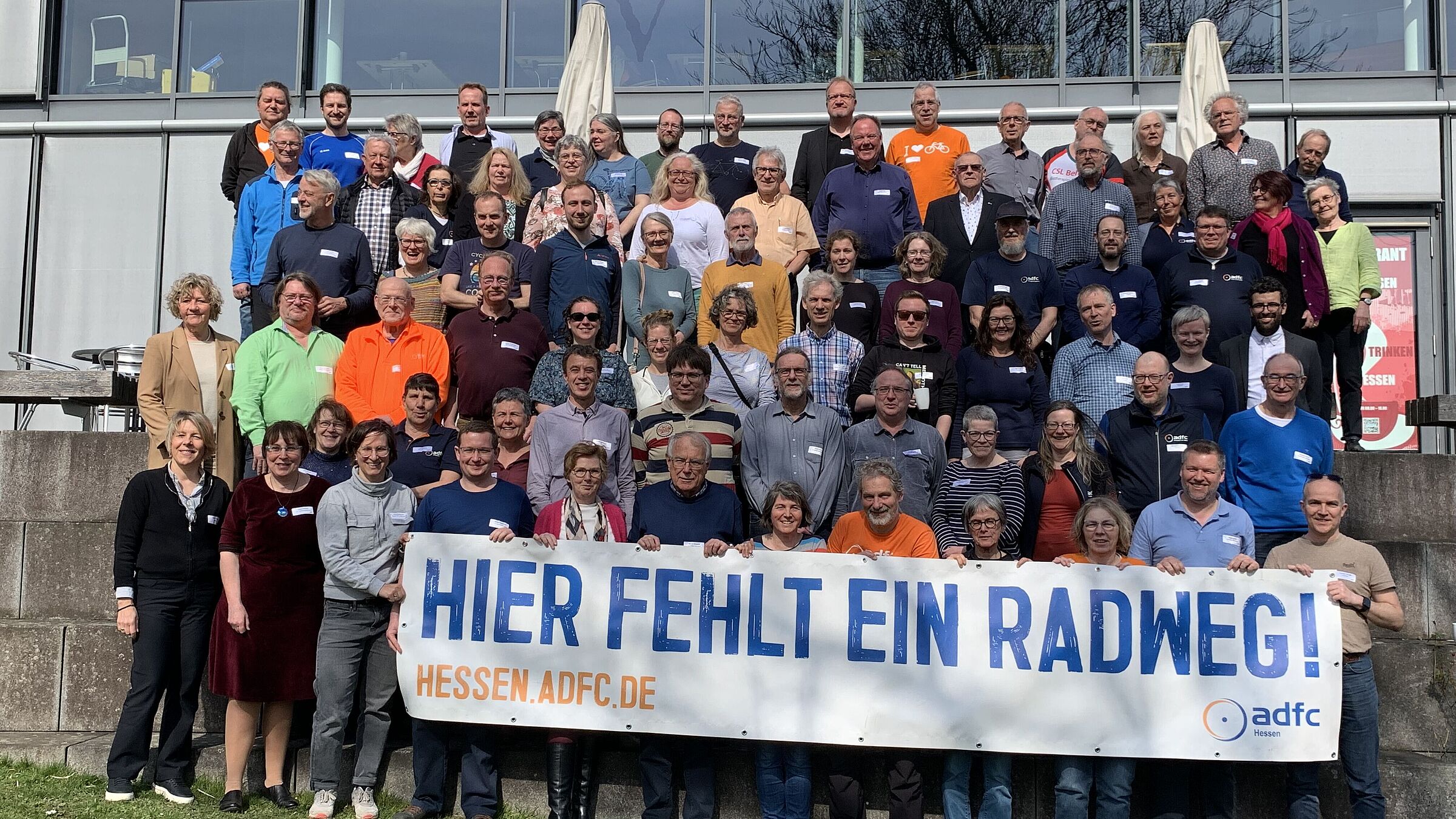 Eine große Gruppe von Menschen steht vor einem Gebäude