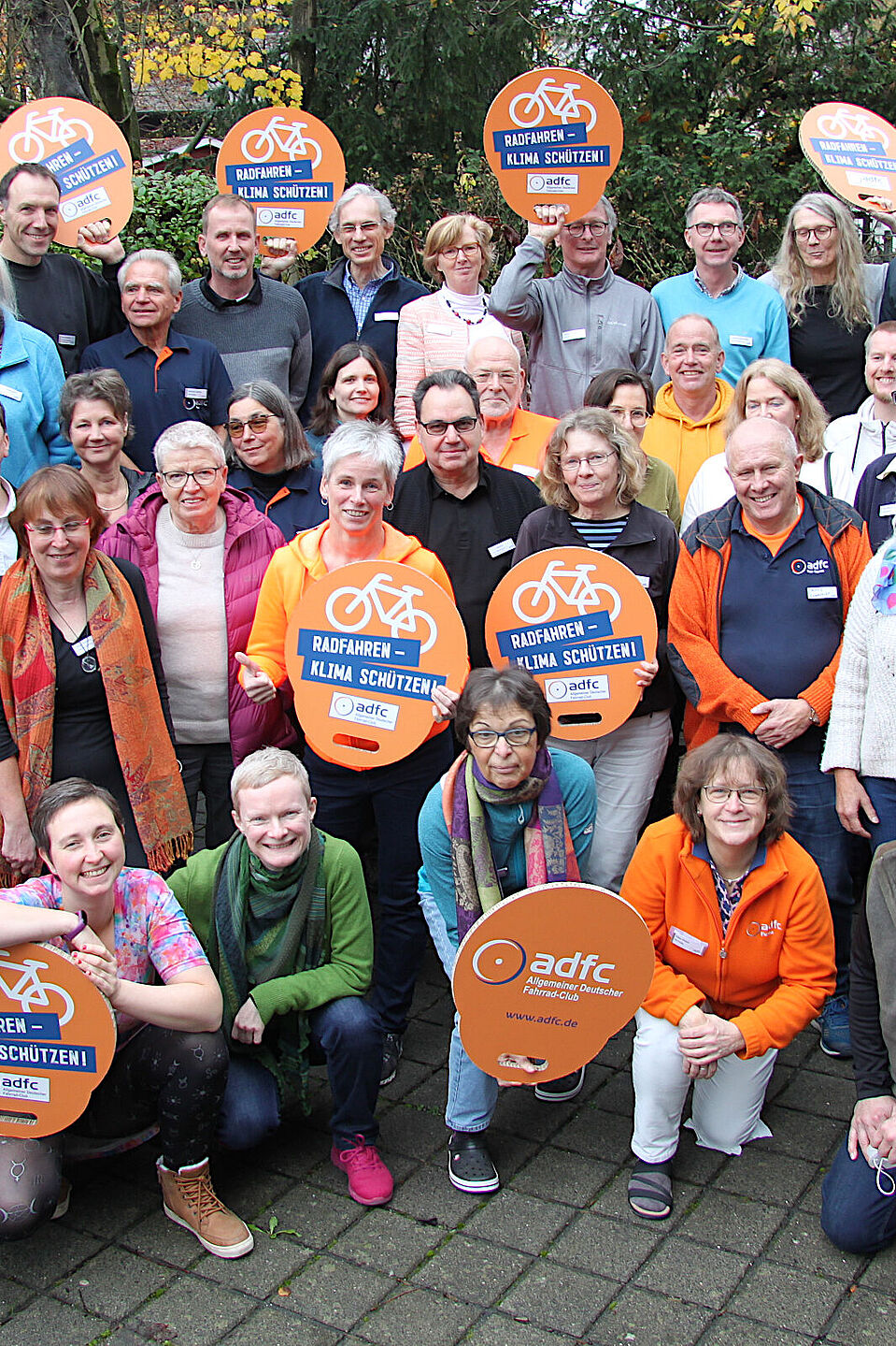 HessenForum-2022 Viele Menschen, ADFC-Aktive aus ganz Hessen, haben sich zu einem Gruppenfoto versammelt
