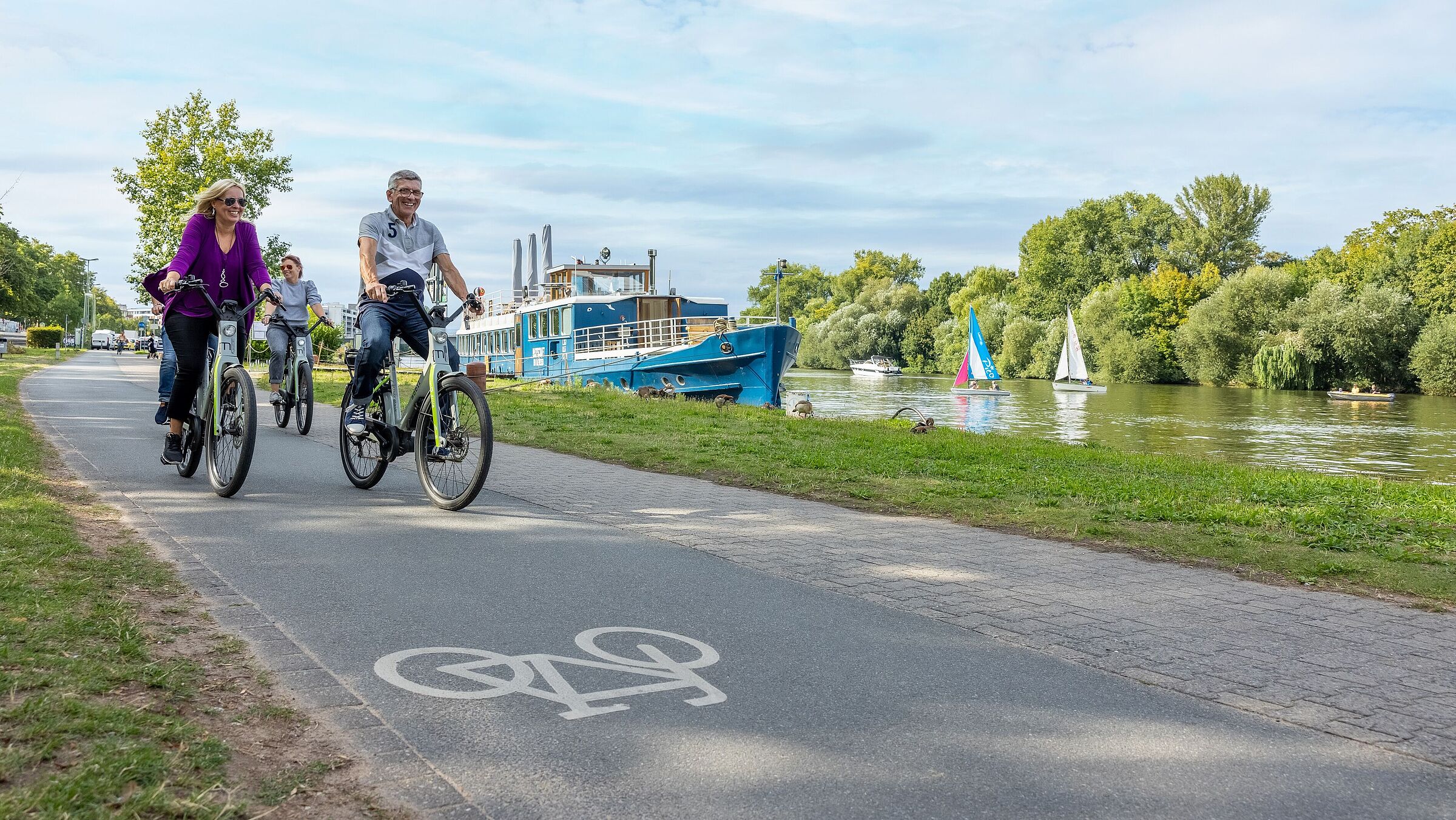 Mann und Frau fahren Rad auf dem Mainradweg bei Offenbach