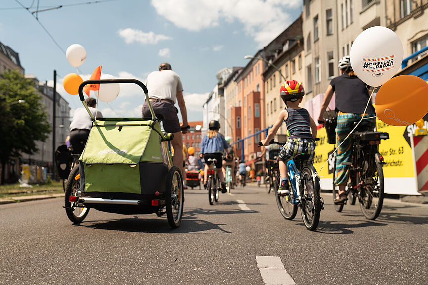 Familie bei Sternfahrt in Berlin Familien unterwegs
