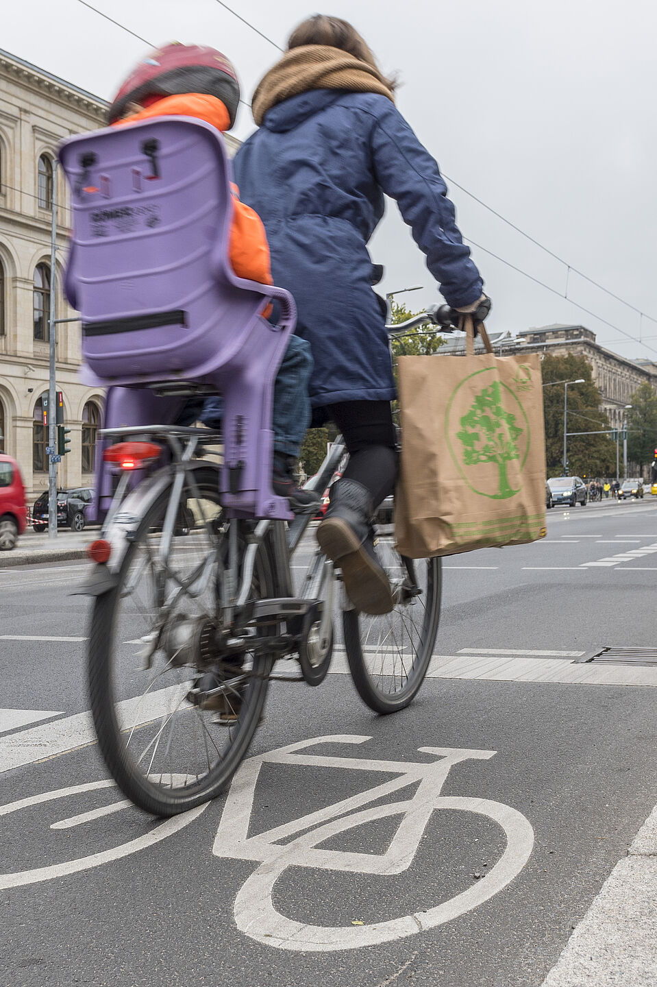 Fahrradfahren in der Stadt Fahrradfahren in der Stadt. Hier: Invalidenstraße, Berlin-Mitte.