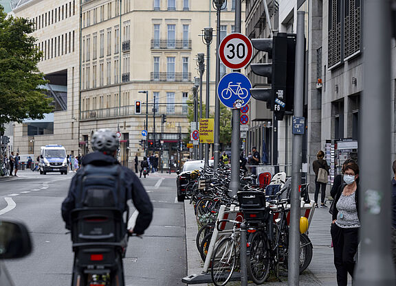 Tempo-30-Zone Städtische Verkehrsszene mit Fahrradinfrastruktur