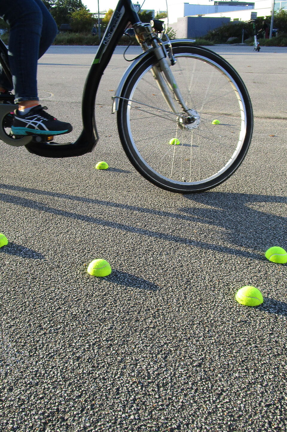 Fahrradparcour Fahrradparcour mit geteilten Tennisbällen und Radfahrer